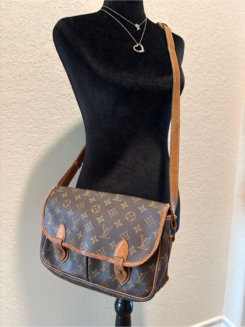 Louis Vuitton Gibeciere MM Brown Monogram Crossbody Bag - Picture 15 of 15